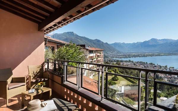 Camera doppia Deluxe con balcone Albergo per vacanze Boutique hotel Hotel di lusso Villa Orselina Locarno Lago Maggiore Ticino Svizzera