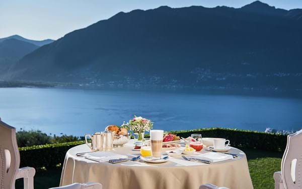 colazione con vista Wellnesshotel Albergo per vacanze Boutique hotel Hotel di lusso Villa Orselina Locarno Lago Maggiore Ticino Svizzera